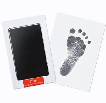 Wash-free baby handprint and footprint ink kit with printing oil, two paper sheets and disposable printing table for 0-6 months.