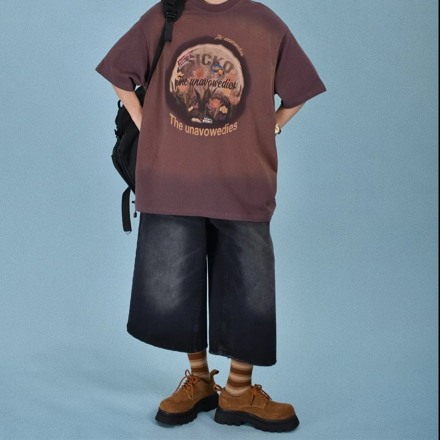 Men's straight leg denim shorts in blue, shown on a model, featuring a fifth pants length and micro-elastic fabric.