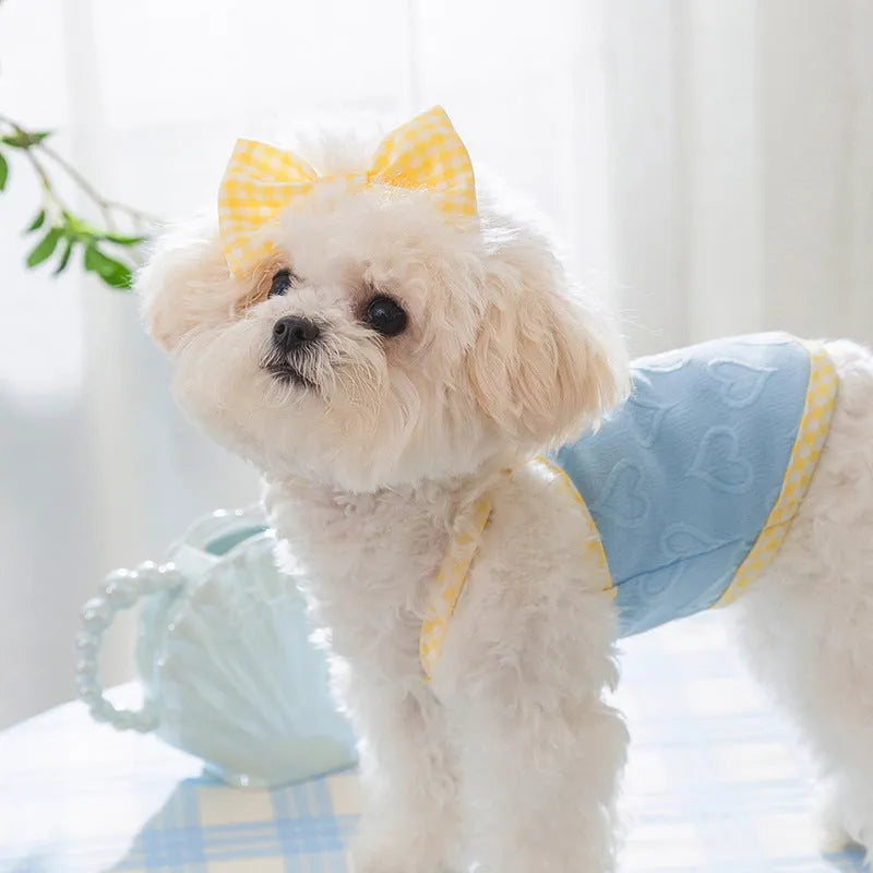 Small dog wearing blue elastic vest with bow suspenders, showing four-sided stretch design for 0.50-10.00kg pets