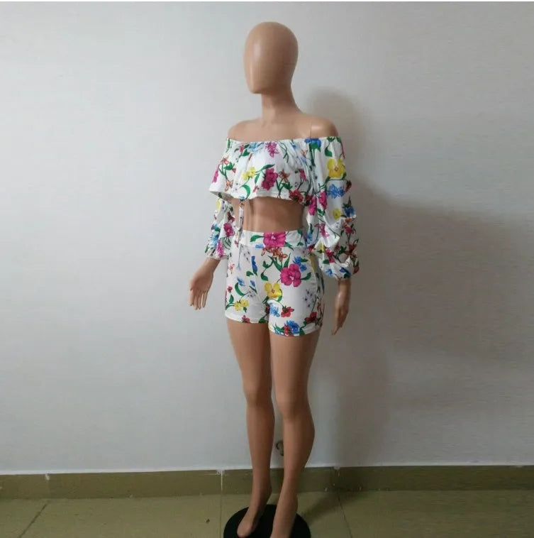 Women's two-piece set with digital printing pattern, long sleeves with pile texture, and matching shorts in multicolour