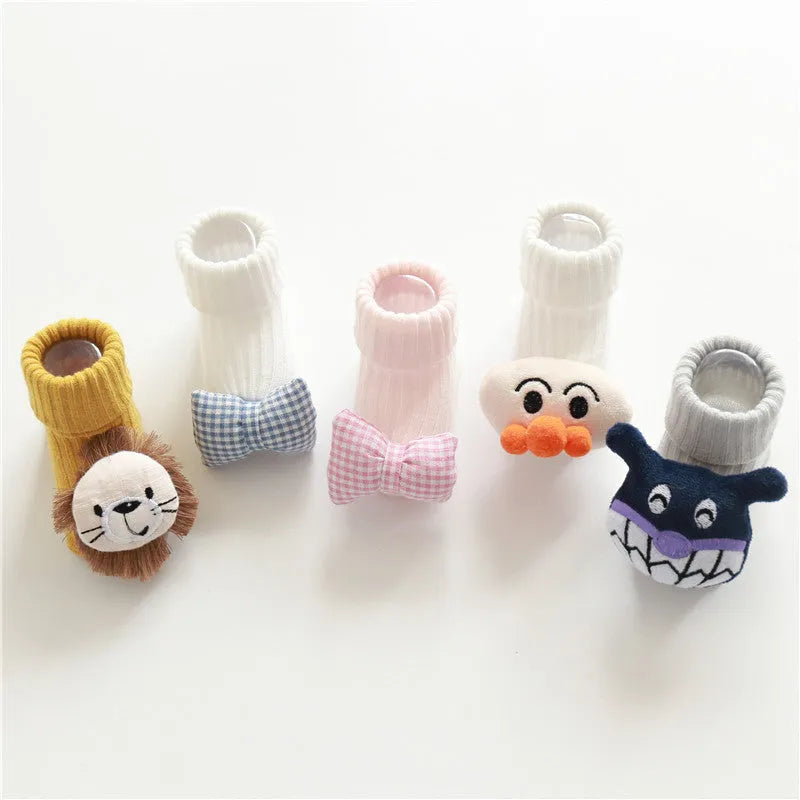 Baby floor socks in cotton with breathable fabric, showing size options XS S M and design variations including bows and animal prints