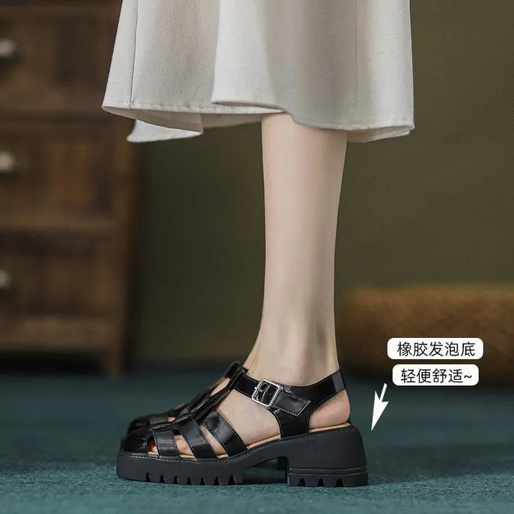 Women's retro platform sandals with buckle and chunky rubber sole in black colour
