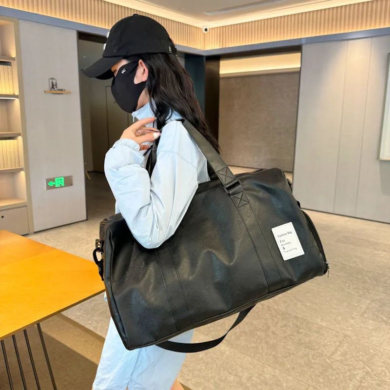 Black dry wet separation fitness shoulder messenger bag made of PU, showing compartment layout.