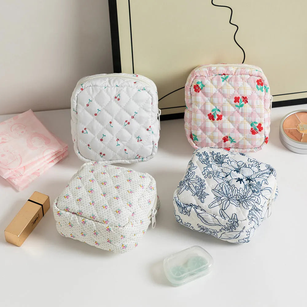 Cute Change women's key storage bag in a floral print made from breathable polyester fabric.