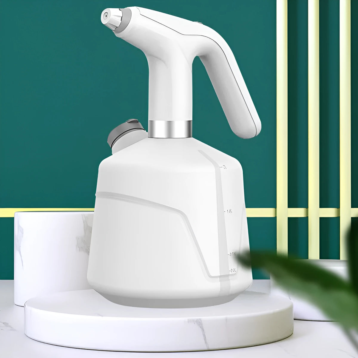 Electric watering flower sprayer in plastic, available in 1000ml and 2000ml, black or white