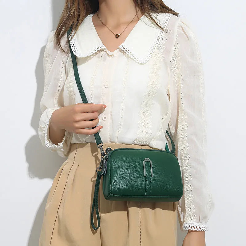 Genuine leather women's shoulder bag in horizontal square shape measuring 19x13x6cm