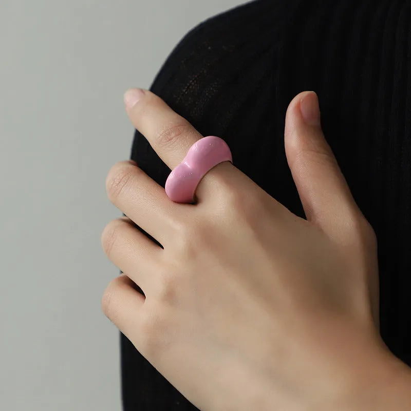 Three-dimensional heart-shaped enamel ring in black, pink, purple, or red colour, made from zinc alloy, sized 17 or 18.
