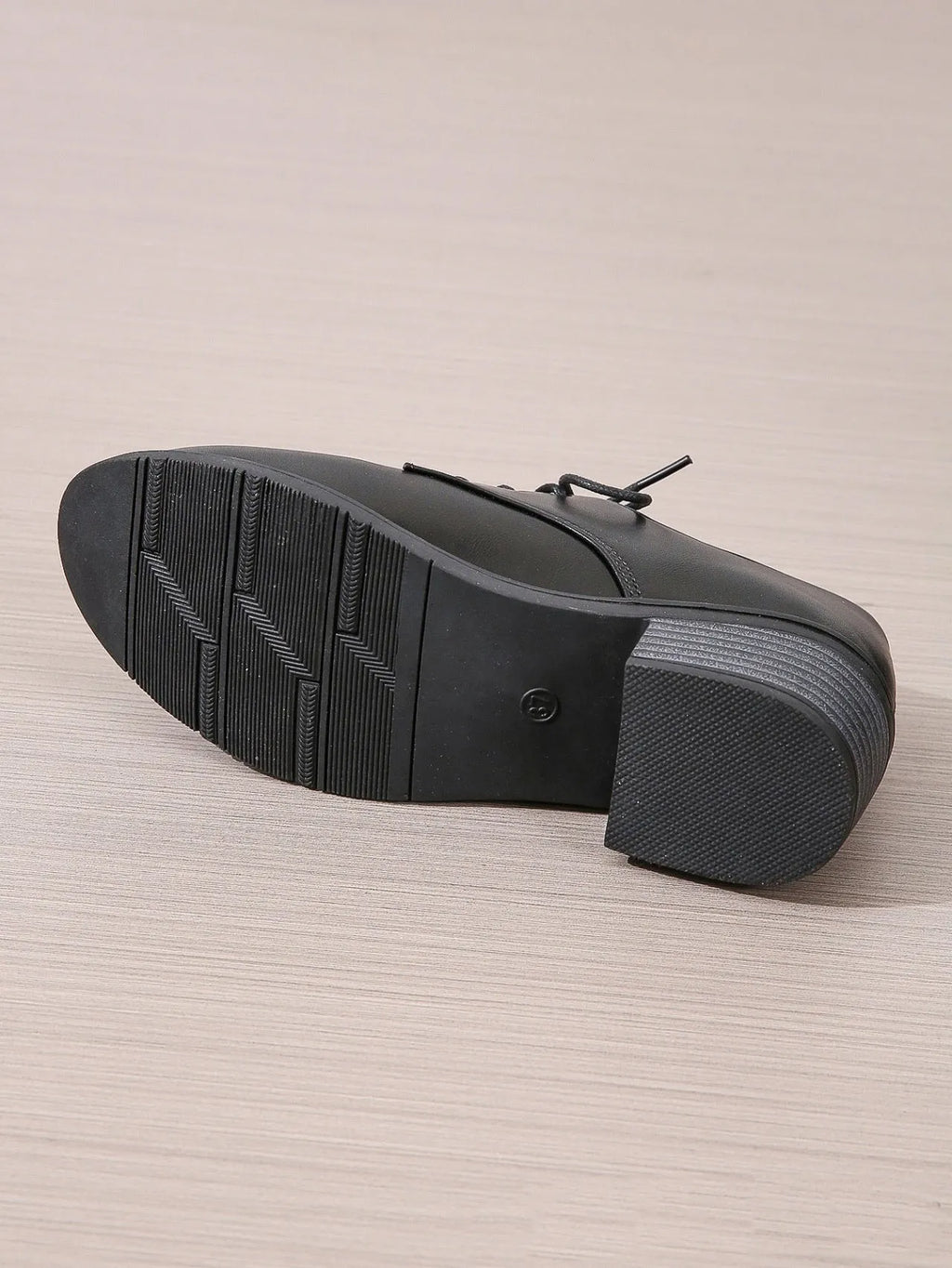Black women's shoes with chunky 3-5cm heel, low-top design, and rubber sole for hiking