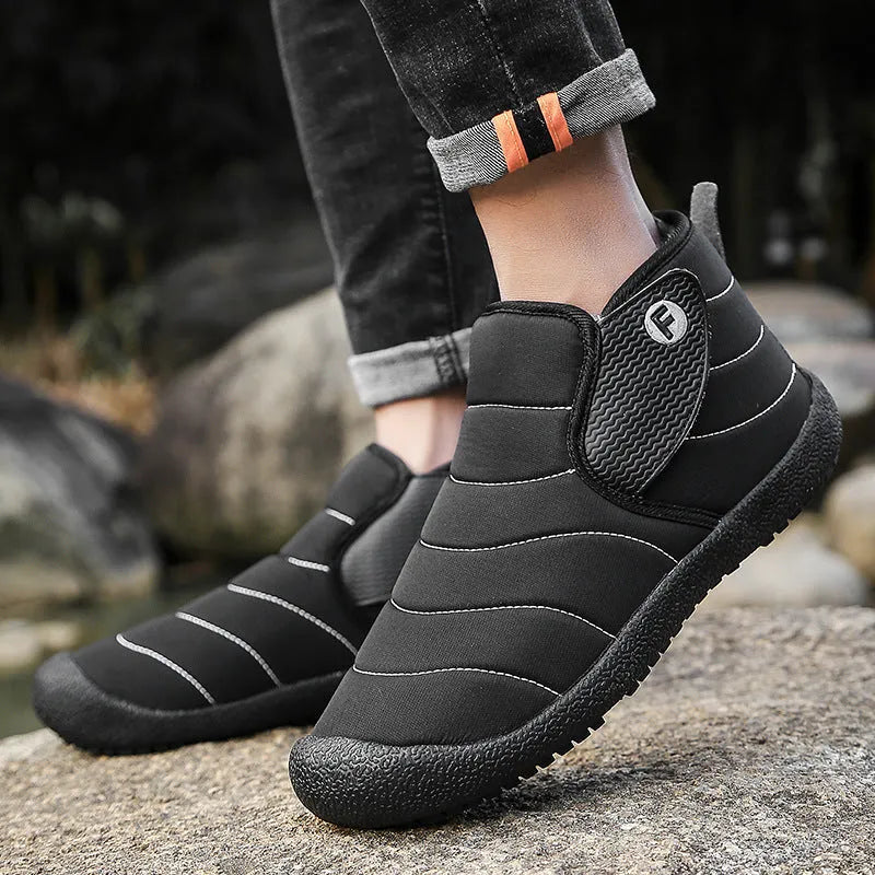 Men's snow boots in black with non-slip rubber sole and cotton upper for autumn and winter wear