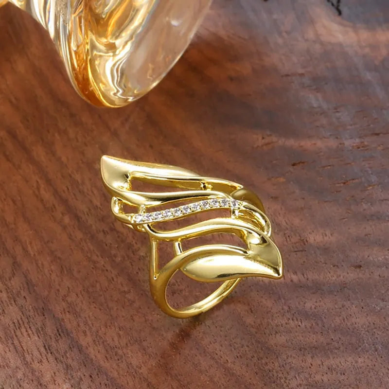 Women's exaggerated curve ring in Q611 gold colour on copper with casual styling