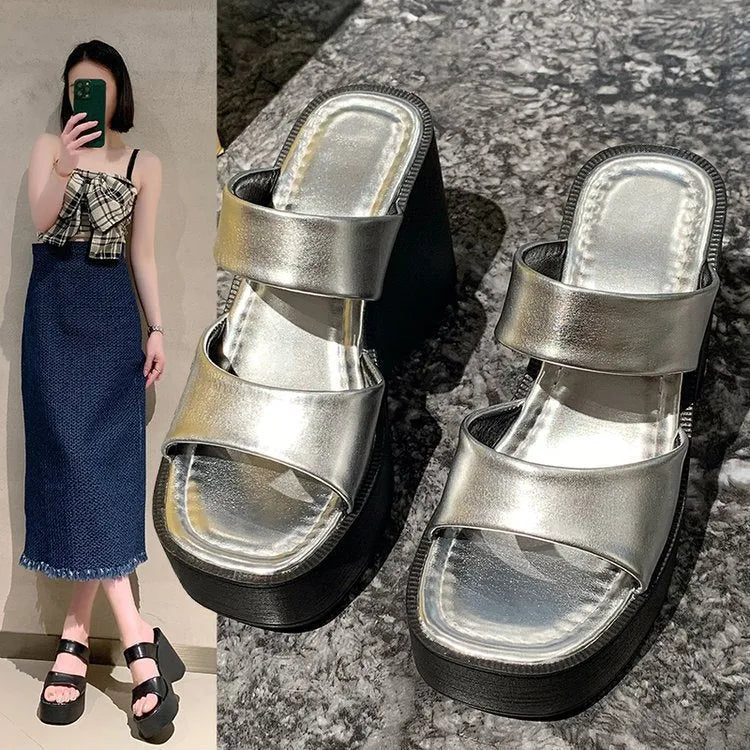 Women's wedge platform slippers in black with square toe and PU upper