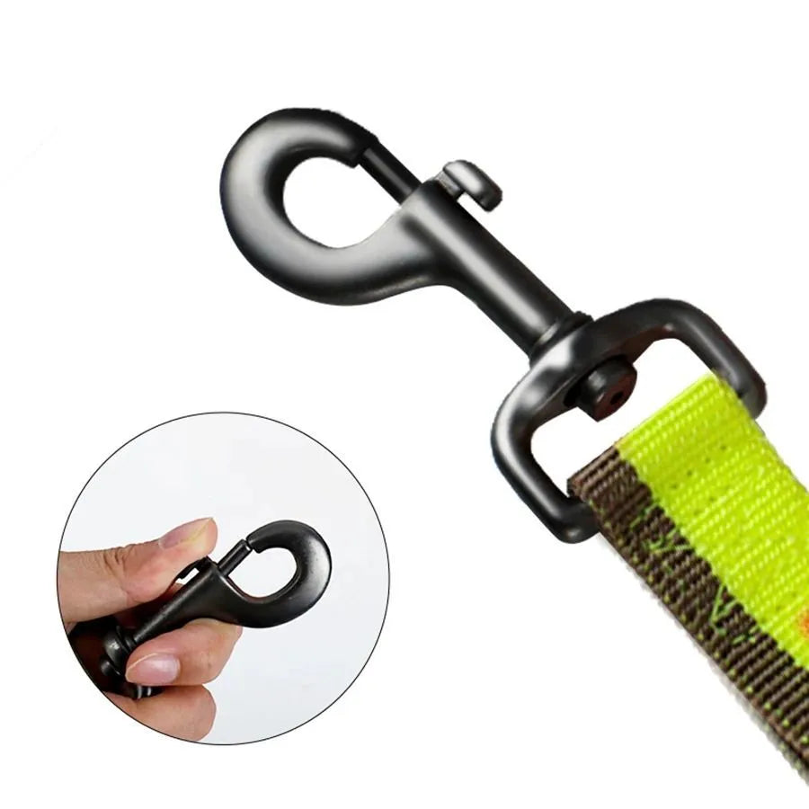 Green elastic dog training leash with 360° rotating metal clip for medium and large breed dogs