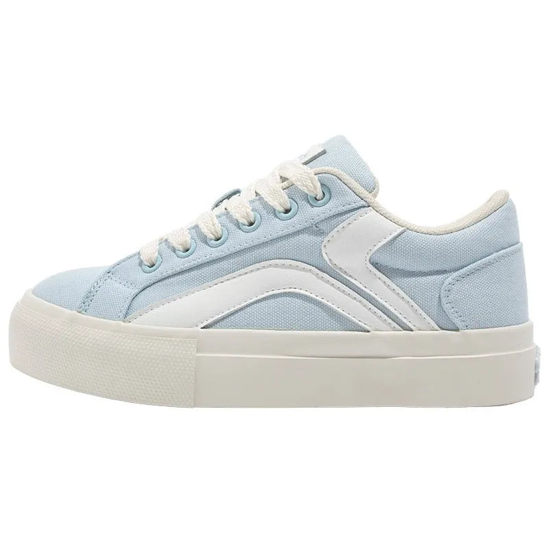 Women's low-top lace-up board shoes in synthetic leather with a vulcanised rubber sole.