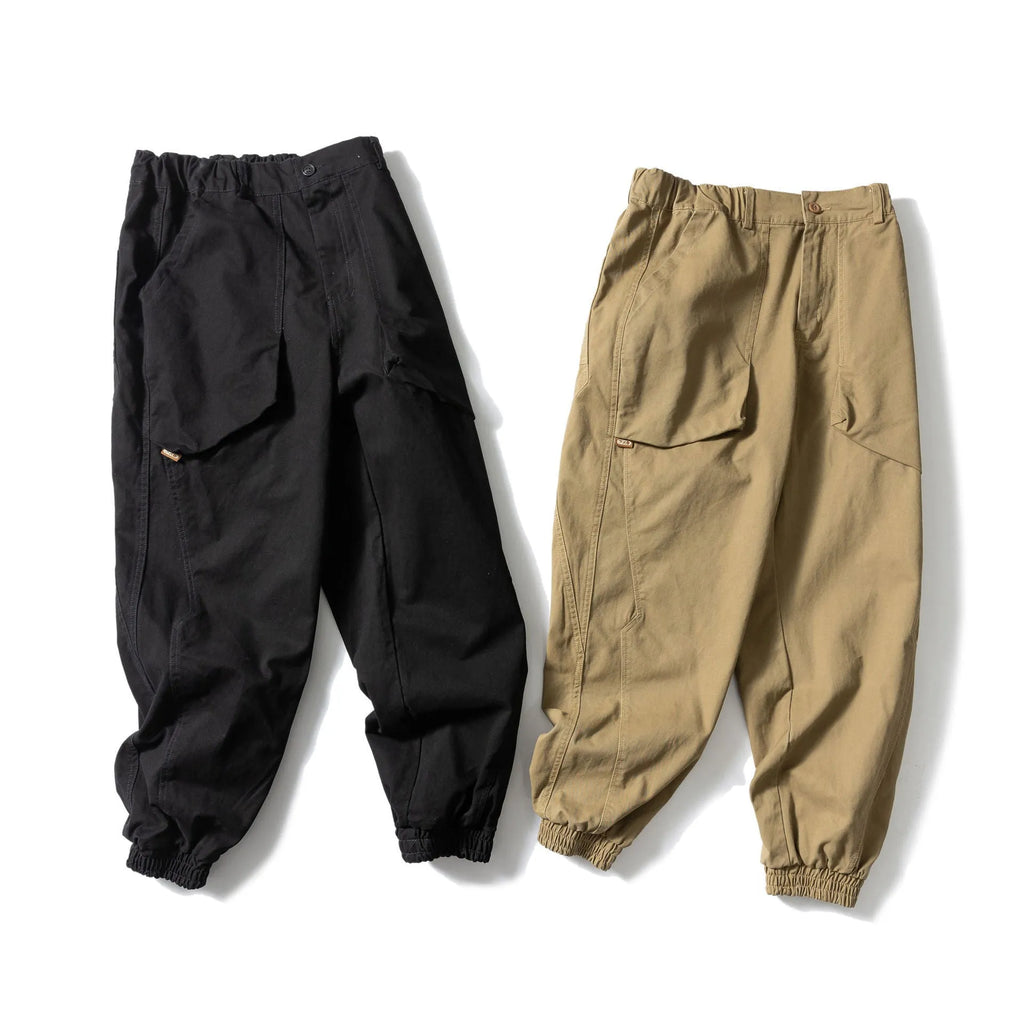 Cotton casual trousers with large side pockets and tapered legs in black colour