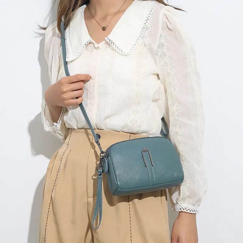 Genuine leather women's shoulder bag in horizontal square shape measuring 19x13x6cm