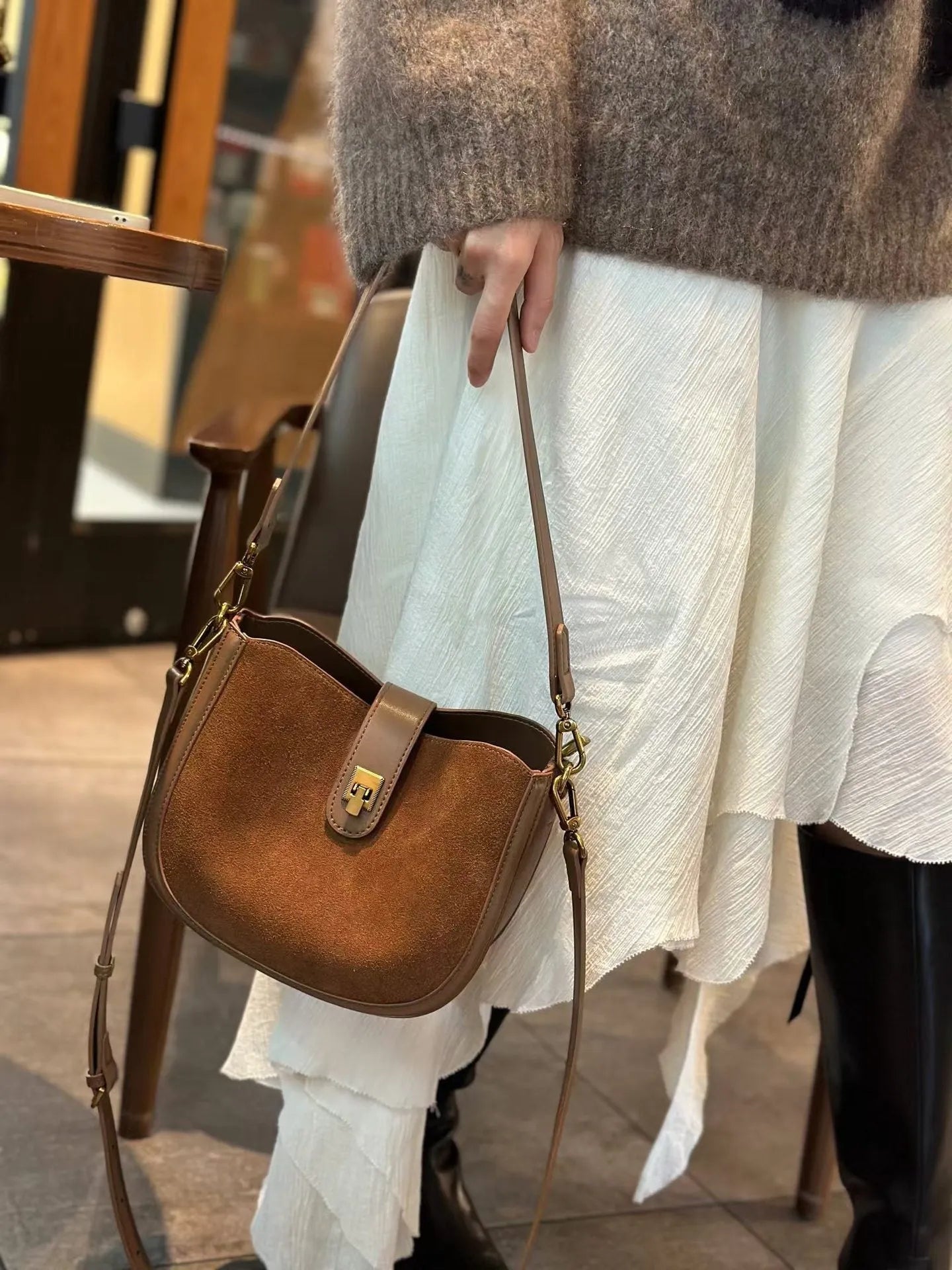 Genuine leather women's one-shoulder crossbody bag in black with sandwich pocket design