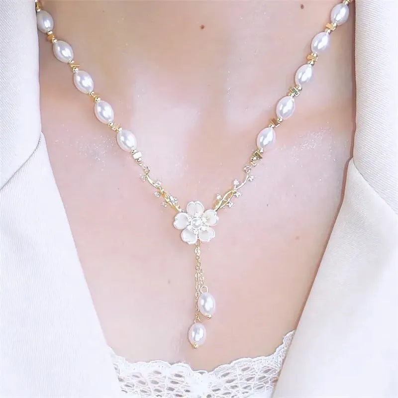 Alloy pearl flower necklace with floral chain design in Q9 colour for women's fashion jewellery