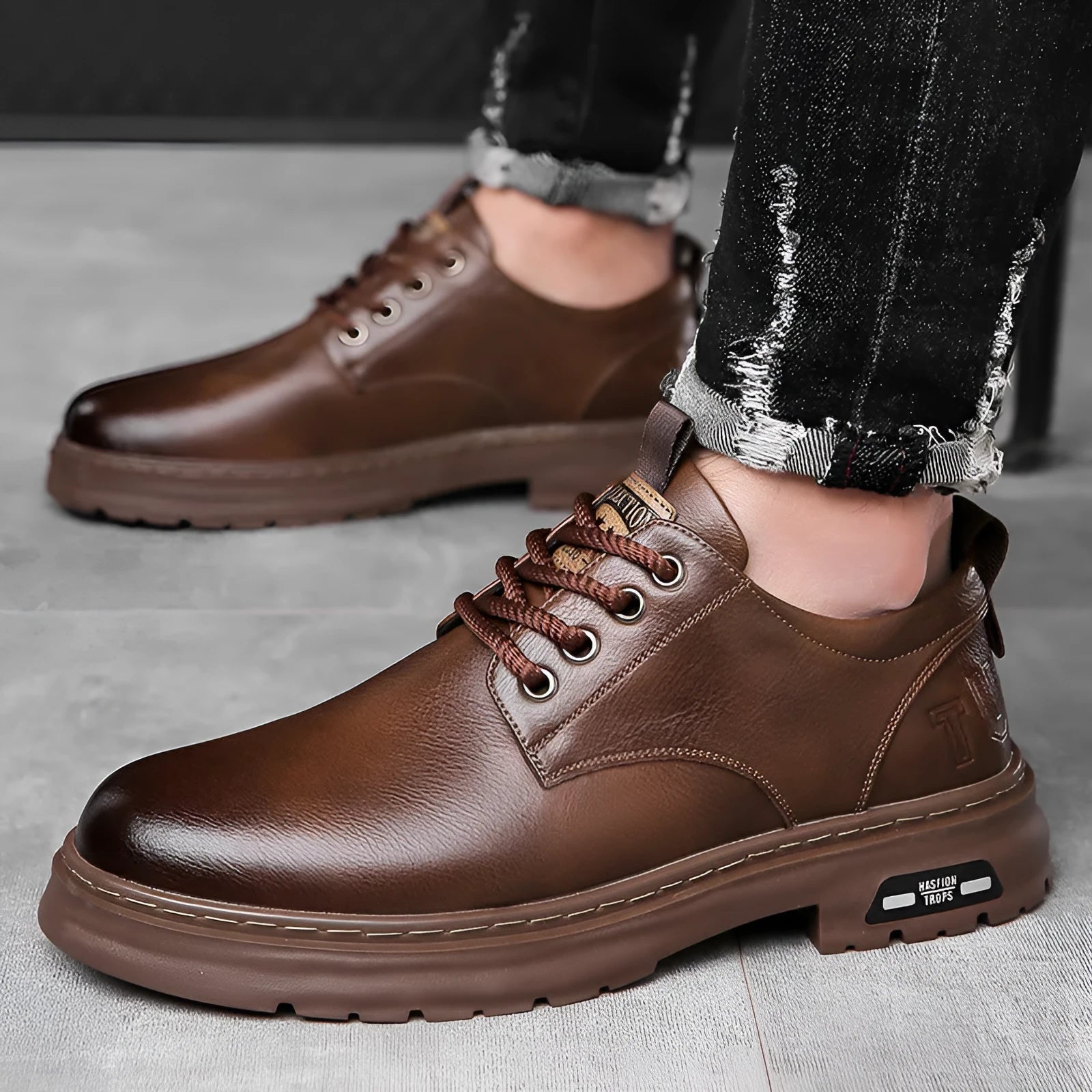 Men's retro outdoor casual leather shoes in black and brown with round toe and stitching details