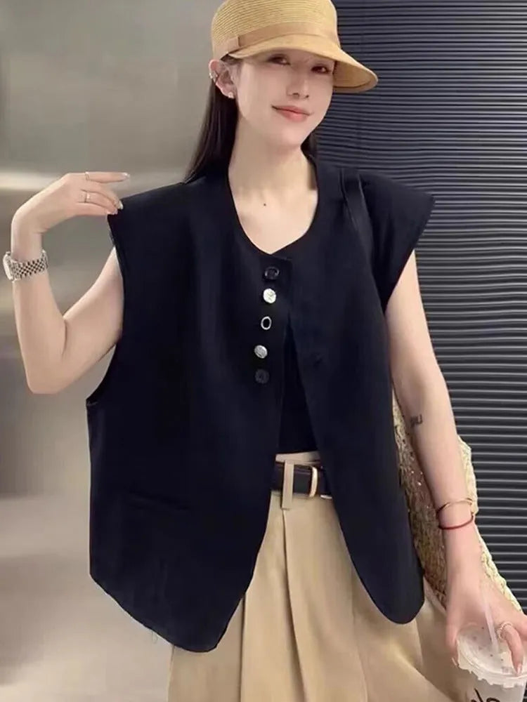 Women's loose-fit polyester vest in milky white with two front pockets, 40cm length