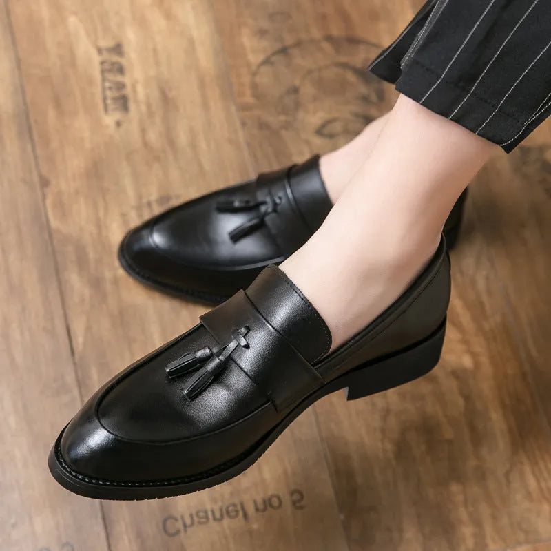 Men's black slip-on business casual shoes with a tassel, made from artificial PU leather with a rubber sole.
