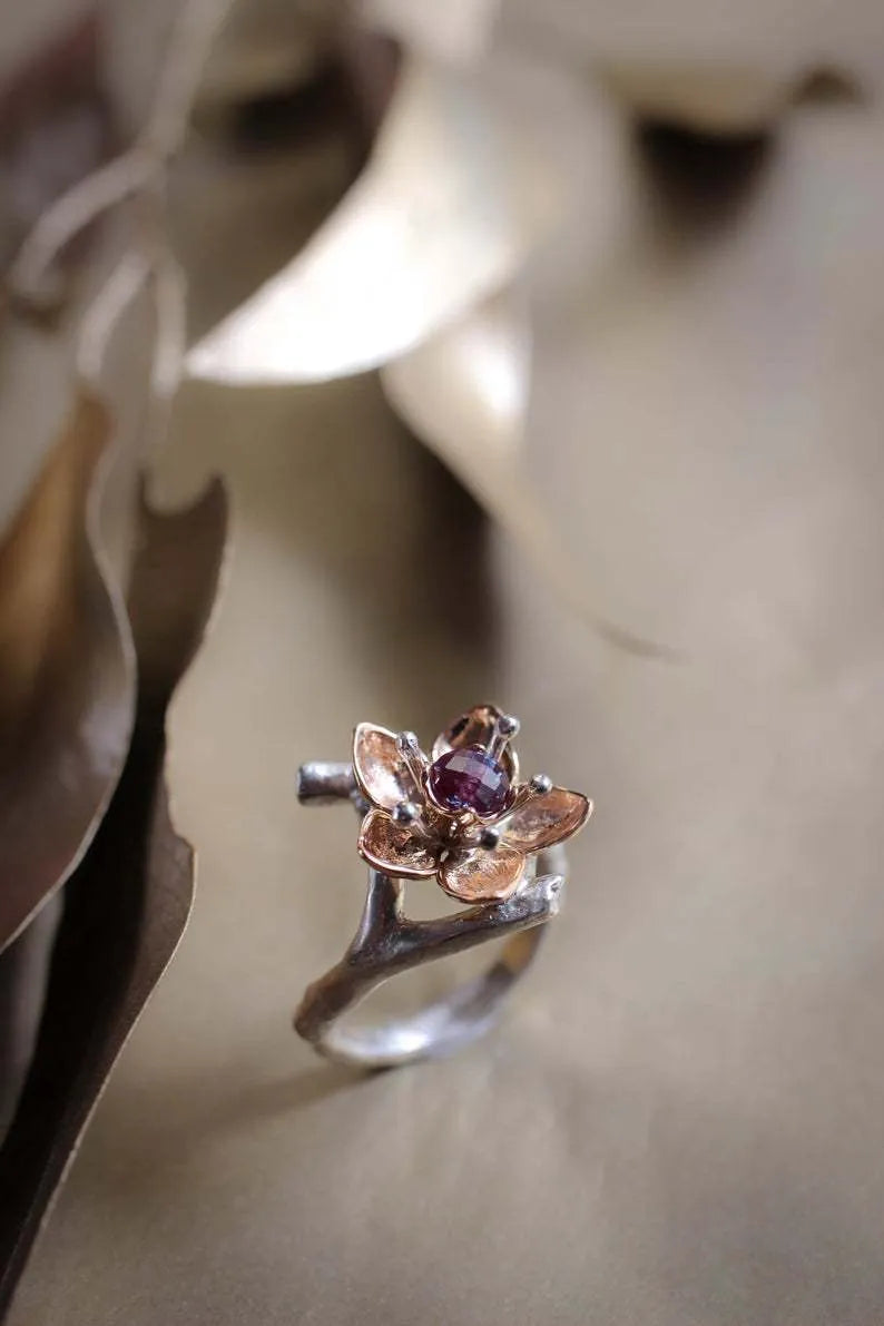 Two-tone floral fashion ring with geometric shape and silver colouration, shown in size for women's accessory.