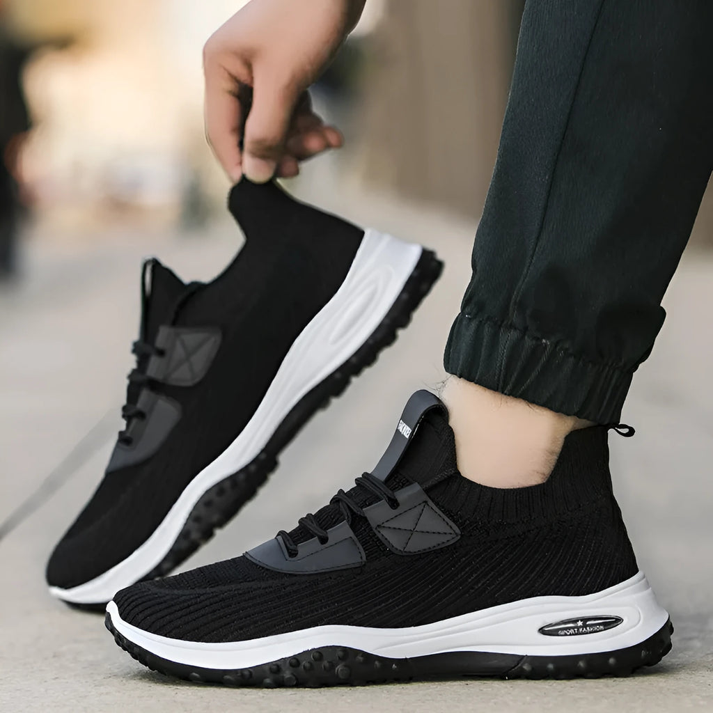 Flyknit low-top casual running shoes in black with mesh lining and flat heel design