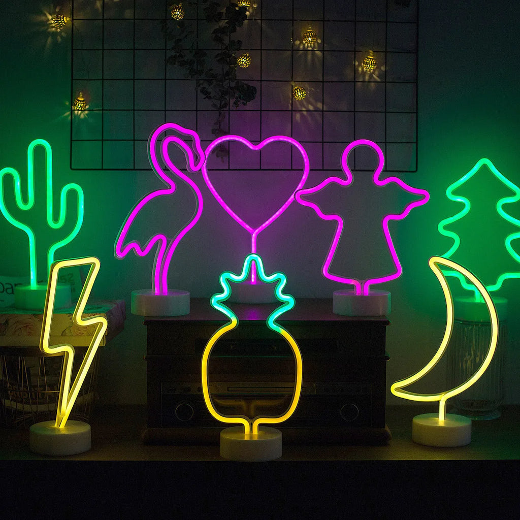Green plastic pineapple LED modelling lamp, 25.5cm high, 23.5cm wide, 2.8cm thick, battery operated decorative night light.