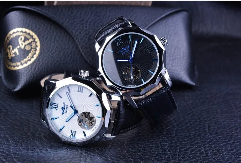 Aqua wristwatch with 4.2 cm surface width, 25.5 cm total length, shown in Black or White.