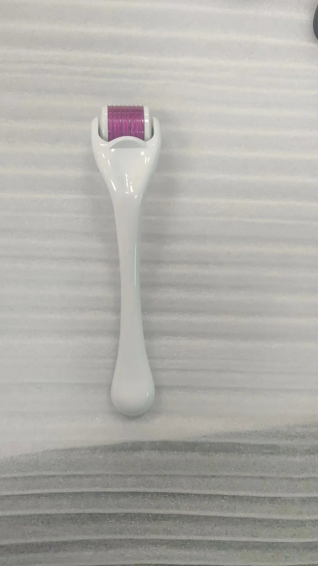 540 micro needle roller with PC handle and coloured wheel showing needle configuration for skin treatment