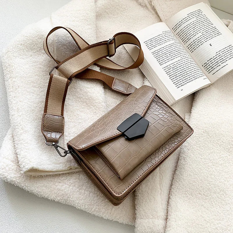 Vintage crossbody bag in black, dark brown, khaki, or red with 20x14x7cm dimensions and PU fabric exterior