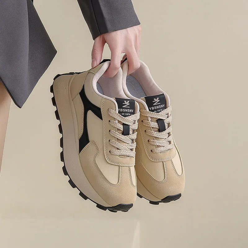 Women's low-top sports shoes in card black with mesh lining, rubber sole, and front lace-up closure