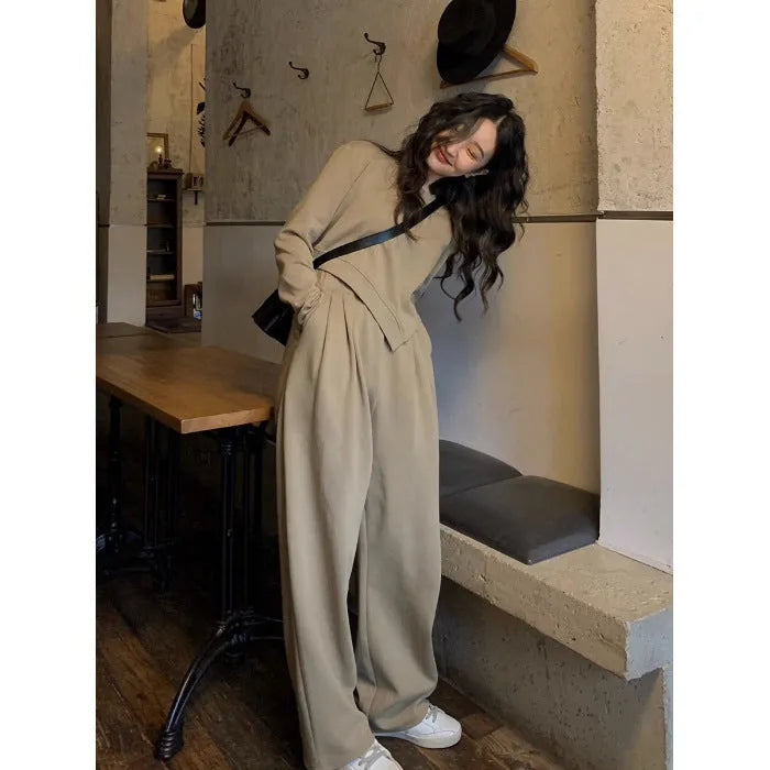 Women's solid colour casual sports suit in khaki, featuring loose-fit top and trousers with long sleeves
