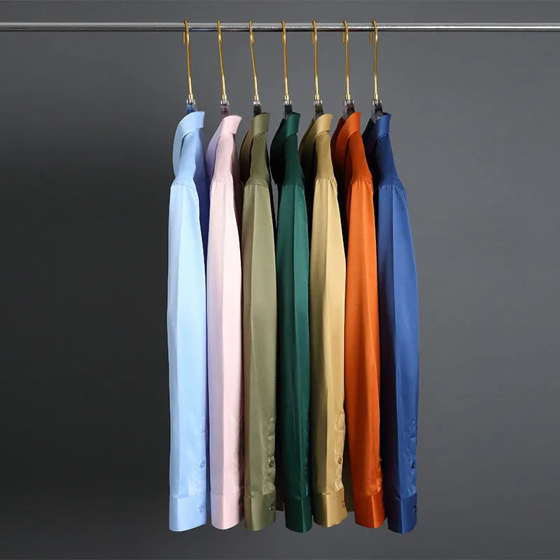 Man wearing a solid-colour long-sleeved elastic shirt in a loose fit.