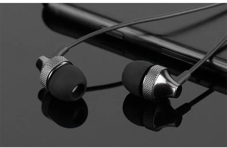 Auricular Metal Fever wired in-ear headphones with microphone in gold, silver, black, or red and black colours.