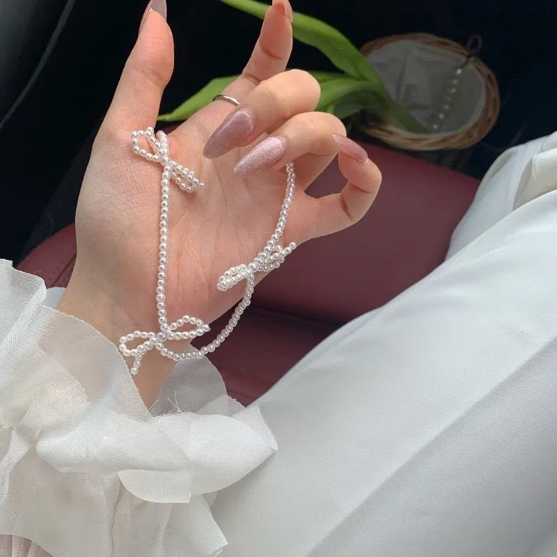 Women's pearl necklace with bow design and adjustable 31-40cm length