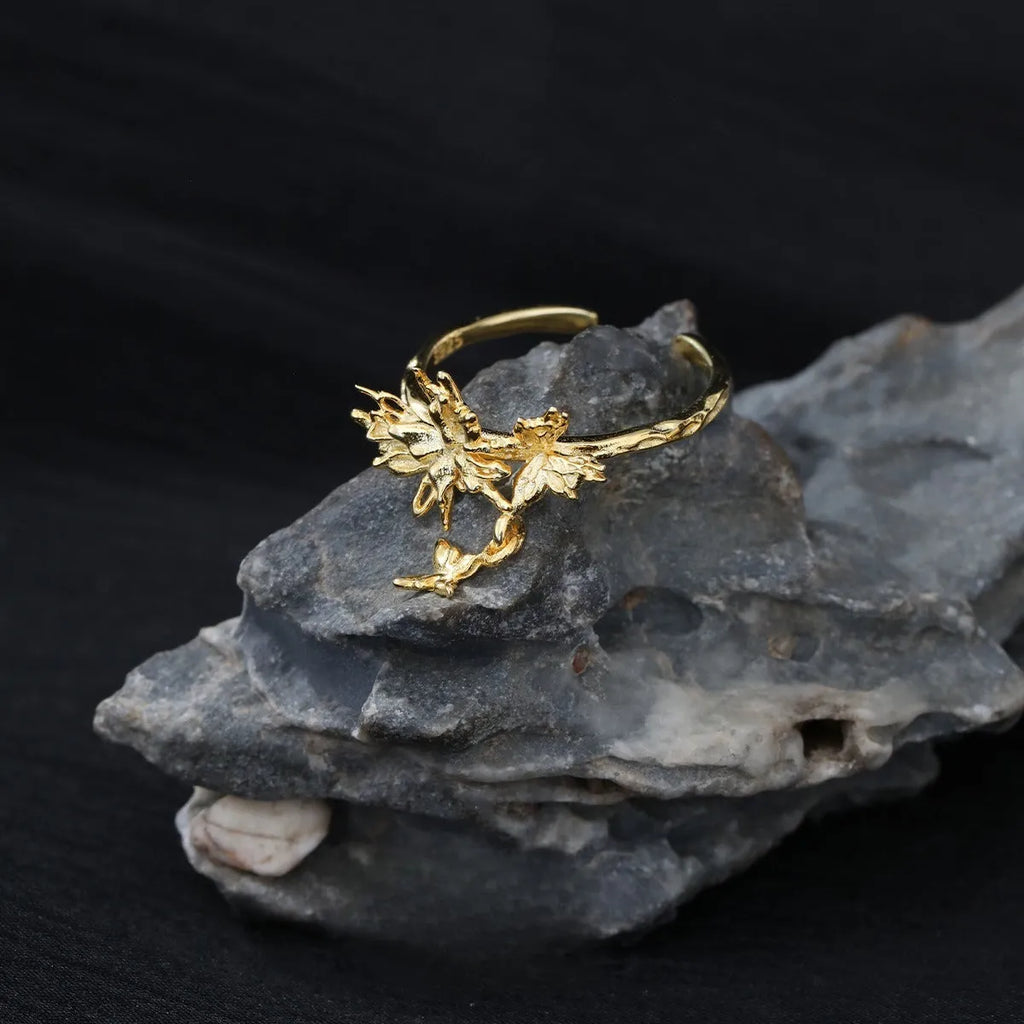 Adjustable silver ring with butterfly design in 18K gold or white gold electroplating on finger