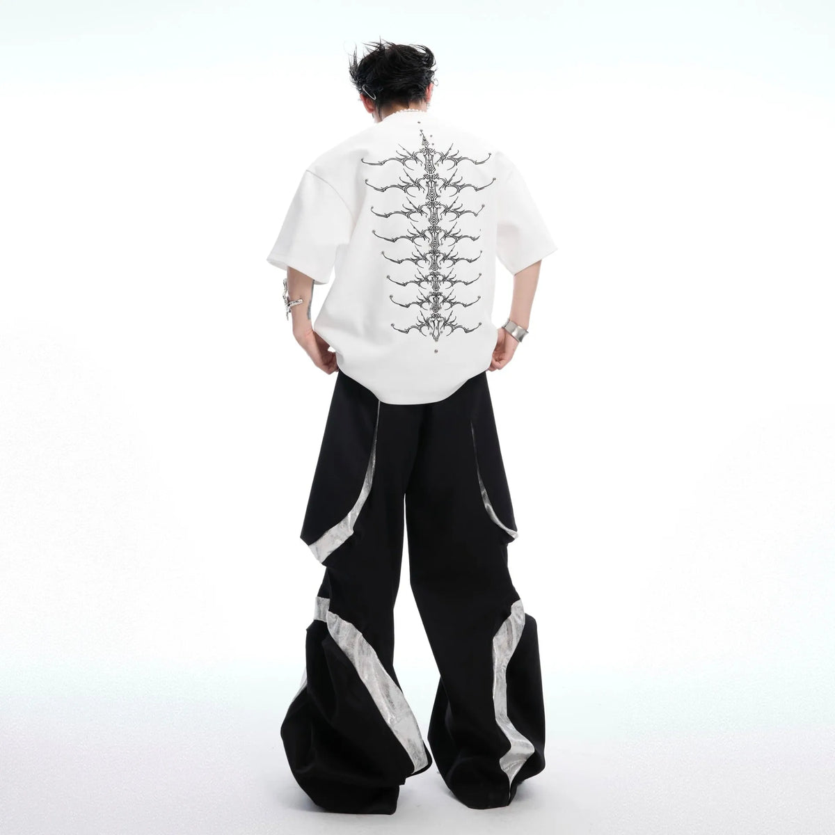 Men's short sleeve pure cotton T-shirt with snake pupil backbone, heavy rivet, and embroidery detail in cool black