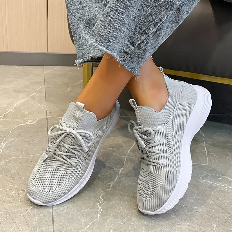 Women's breathable running shoes with mesh lining and Flyknit upper in tennis shoe style