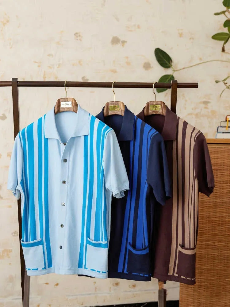 Cotton striped short-sleeved knitted cardigan polo shirt in royal blue with lapel collar and regular sleeves.