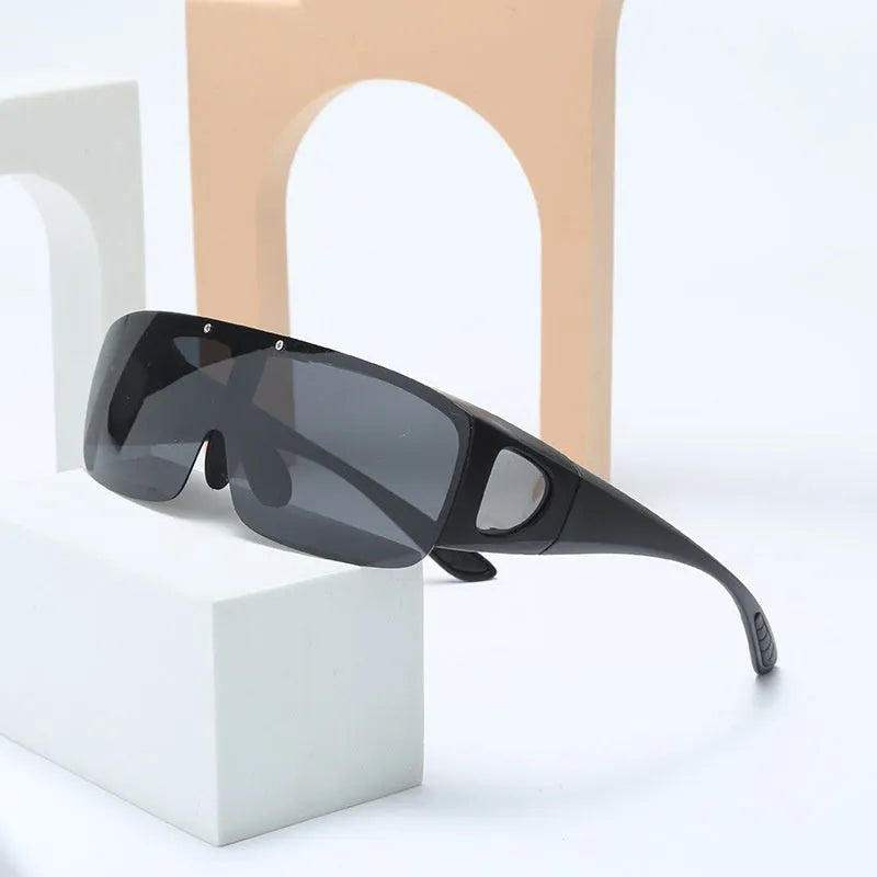 Polarised sunglasses with one-piece myopia lenses and interchangeable lens options in black, grey, dark green, tea, vari-colour, night vision, and yellow green.