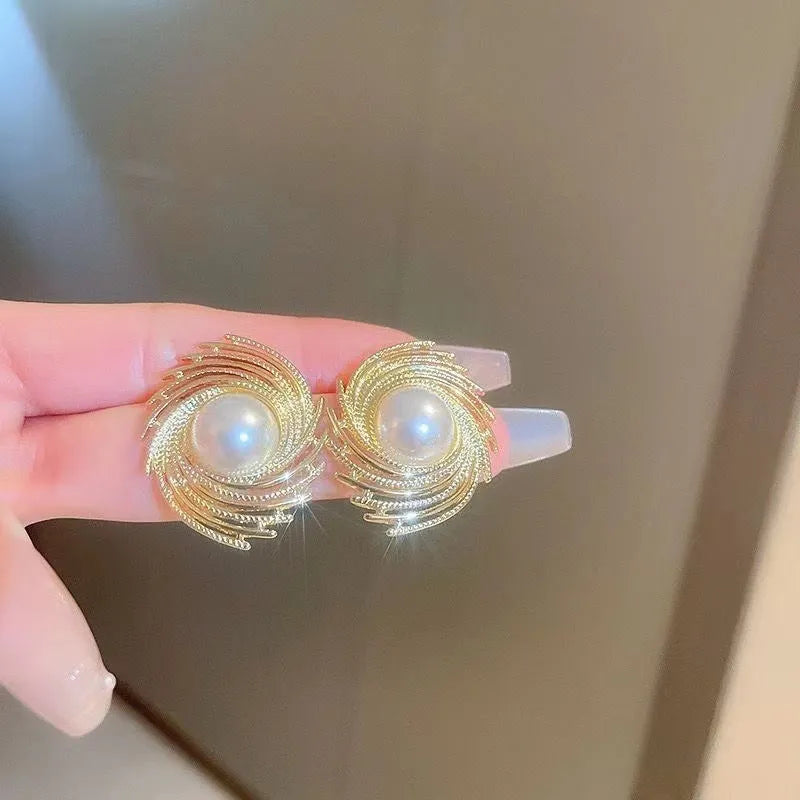 Women's electroplated alloy vintage earrings with pearl flower design