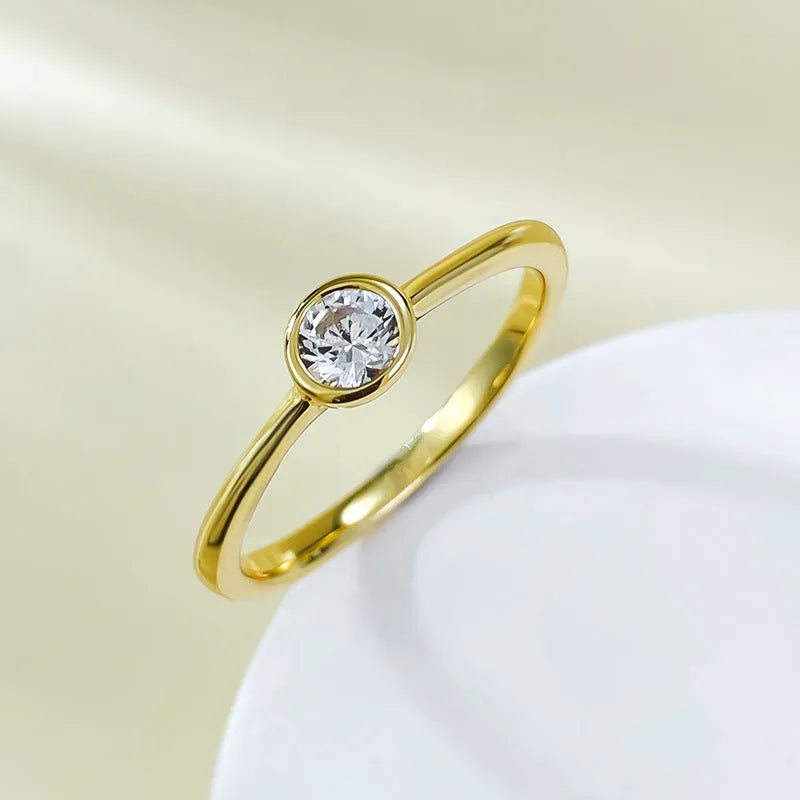 Minimalist silver crown ring with linear design details in R962 gold or platinum finish on a grey background.