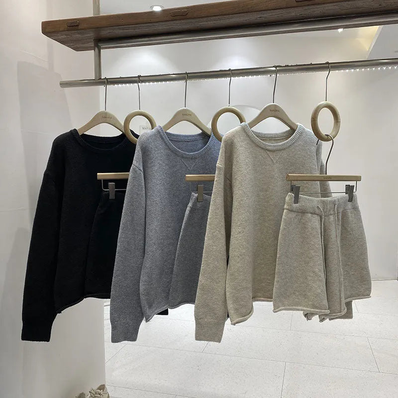Women's loose-fitting acrylic fibre sweater with knitted wide leg shorts in oatmeal colour