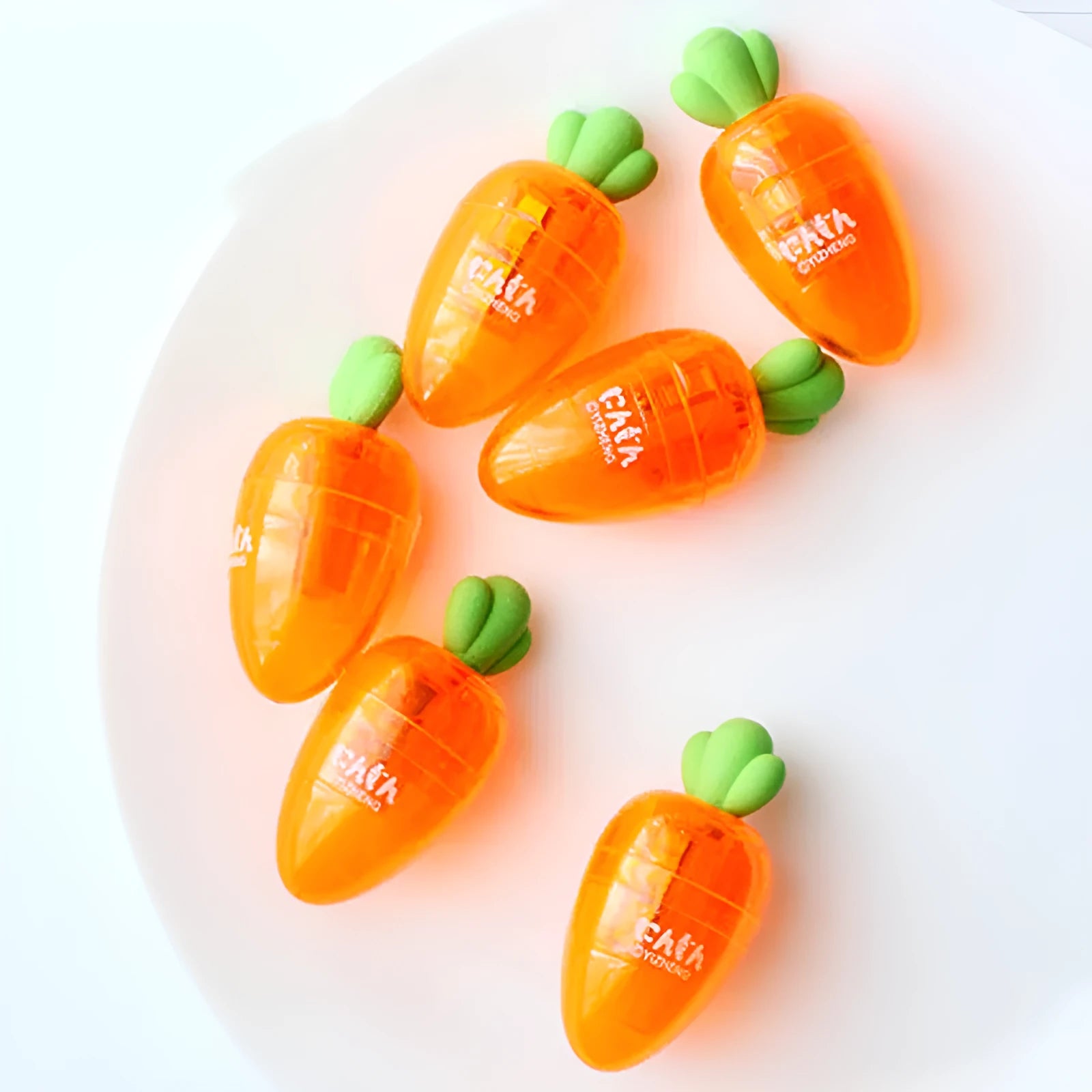 Orange carrot-shaped pencil sharpener YZ1577 with no-blade safety design