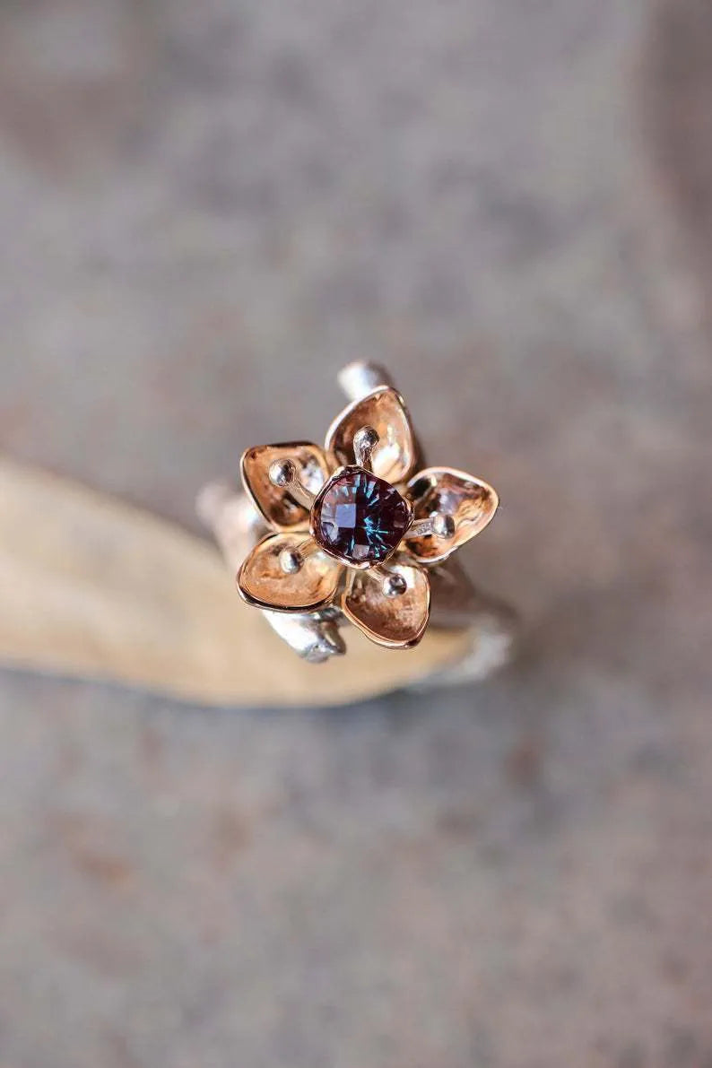 Two-tone floral fashion ring with geometric shape and silver colouration, shown in size for women's accessory.