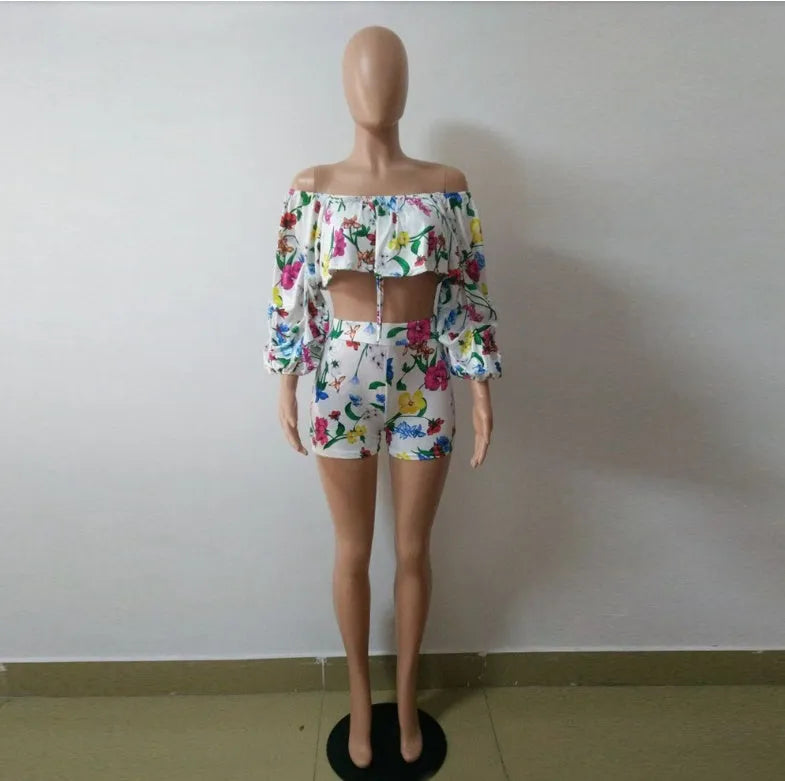 Women's two-piece set with digital printing pattern, long sleeves with pile texture, and matching shorts in multicolour