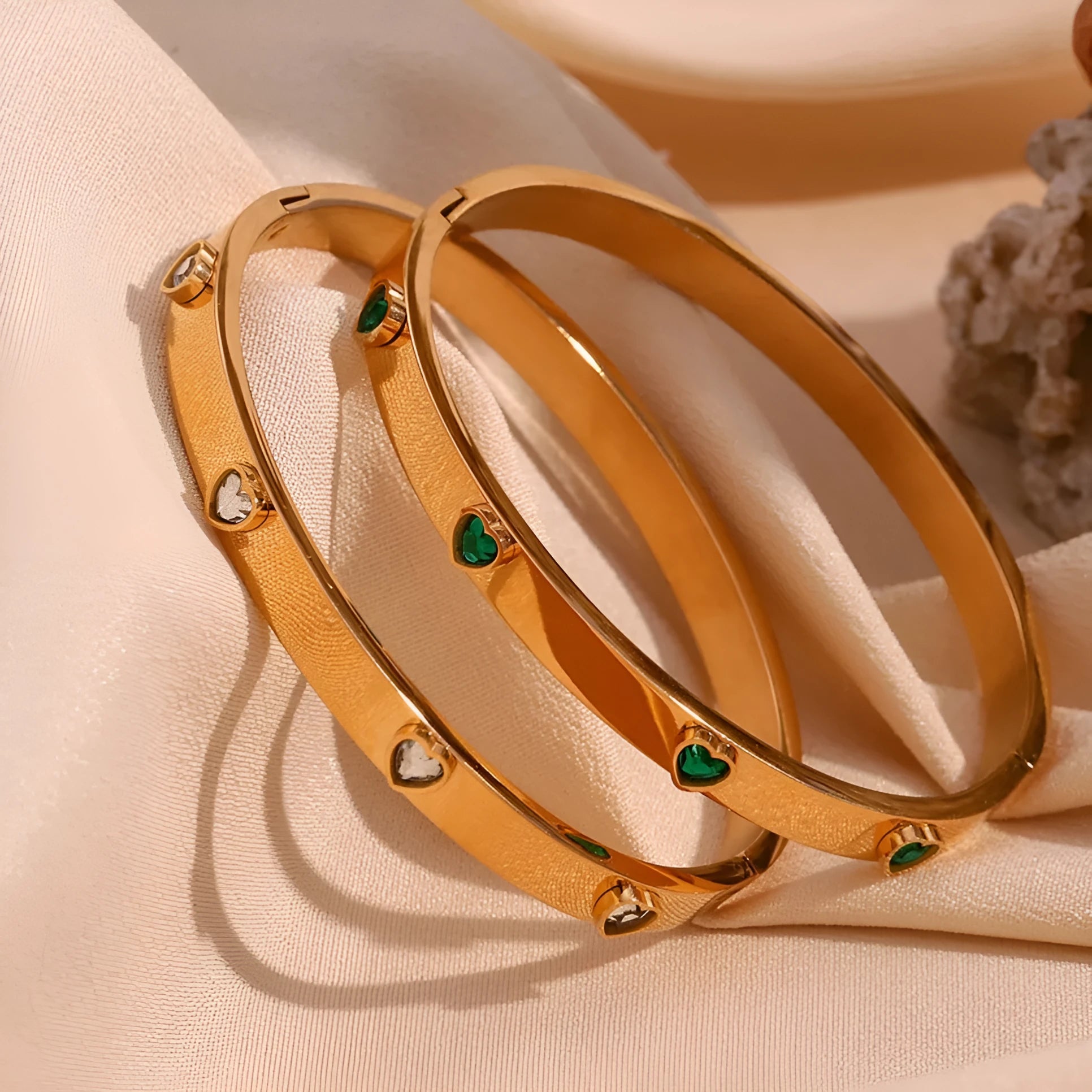 Stainless steel bracelet with a micro-inlaid peach heart charm in a choice of green or white diamond colour.