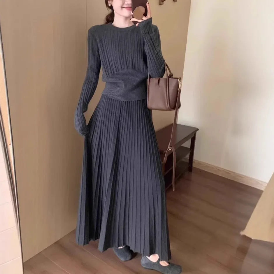 Gray knitted dress suit with 3D pattern, artistic retro style, and collage stitching construction