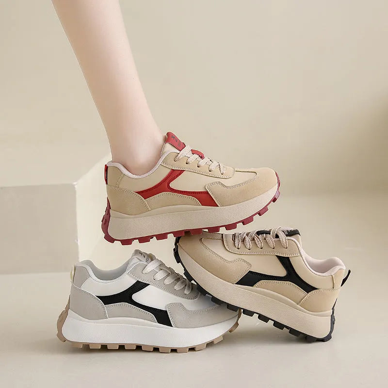 Women's low-top sports shoes in card black with mesh lining, rubber sole, and front lace-up closure