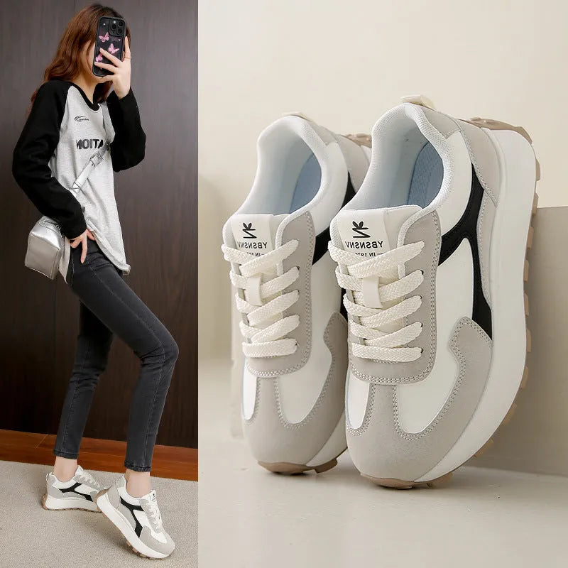 Women's low-top sports shoes in card black with mesh lining, rubber sole, and front lace-up closure
